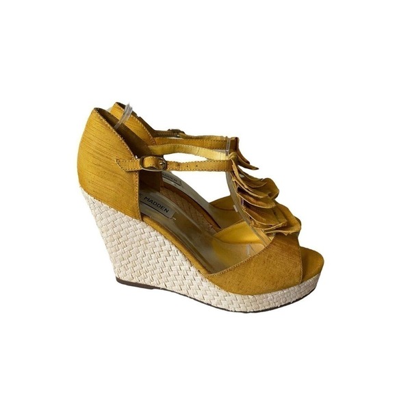 Steve Madden Valour Ruffle Sandals Weave Wedge Shoes Size 7.5 Mustard Buckle - Picture 3 of 9